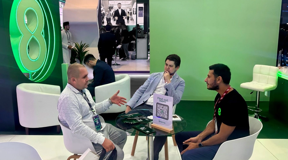 CONTENT-FEATURE-LG-BOOTH-TABLE